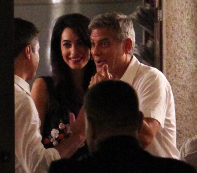 L’estate calda dei vip sul Lario: Clooney al bar con la futura moglie 