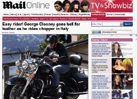 Primavera 2013, George Clooney c’è. Nuovo look con i baffi e solita Harley 