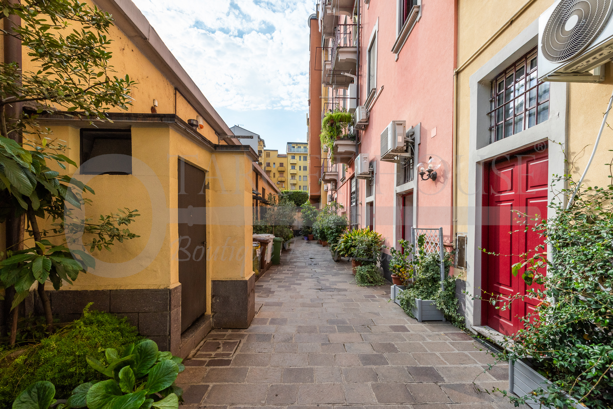 Milano, bilocale con camino e balcone