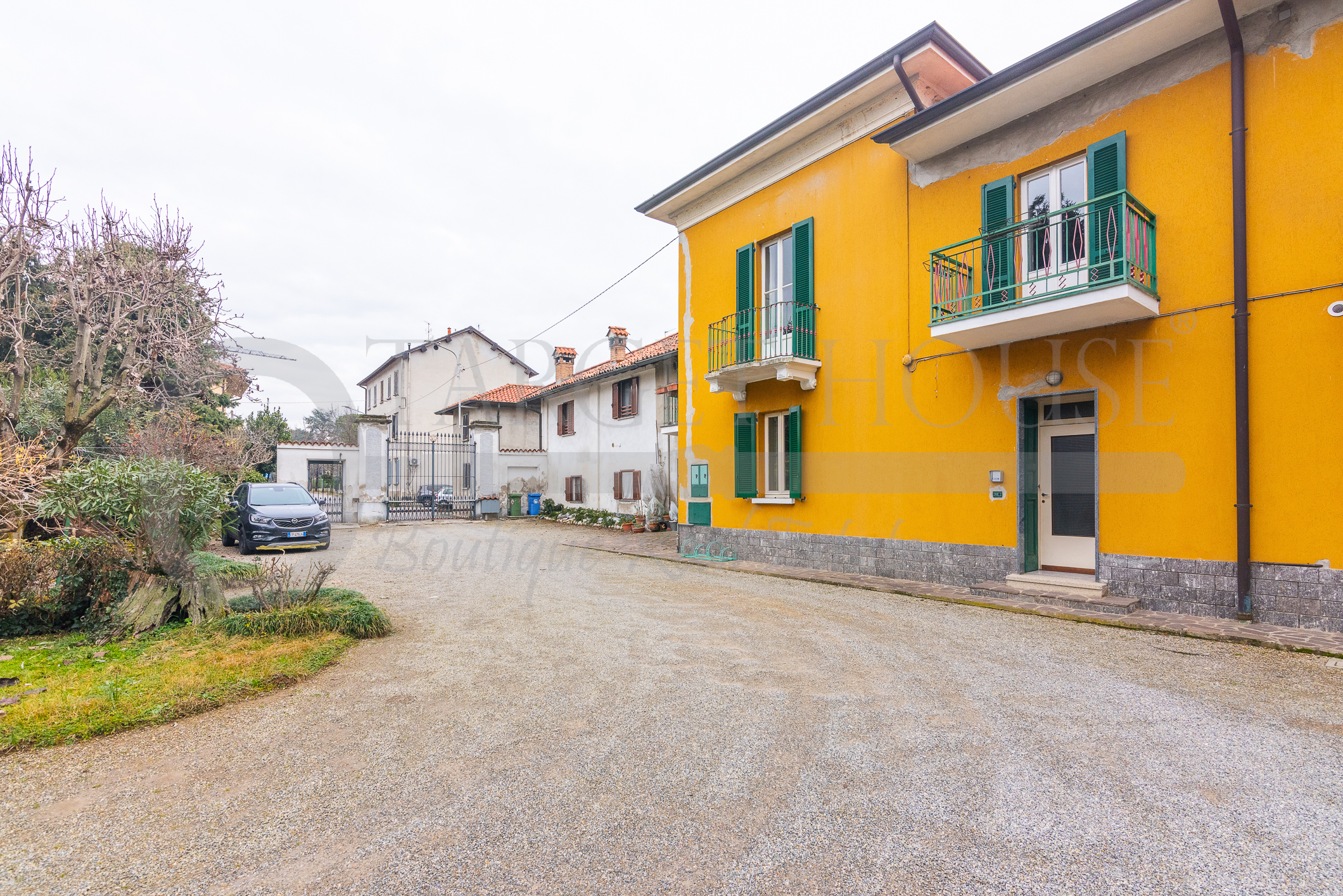 Proprietà in Brianza, Cascina con adiacente terreno edificabile
