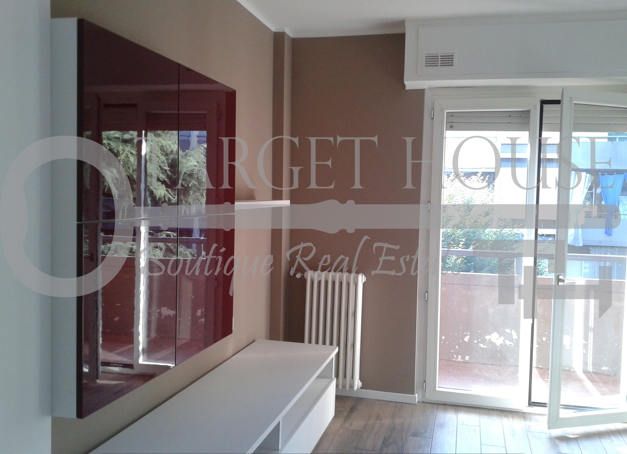 Three-room apartment in the Bocconi area with double balcony