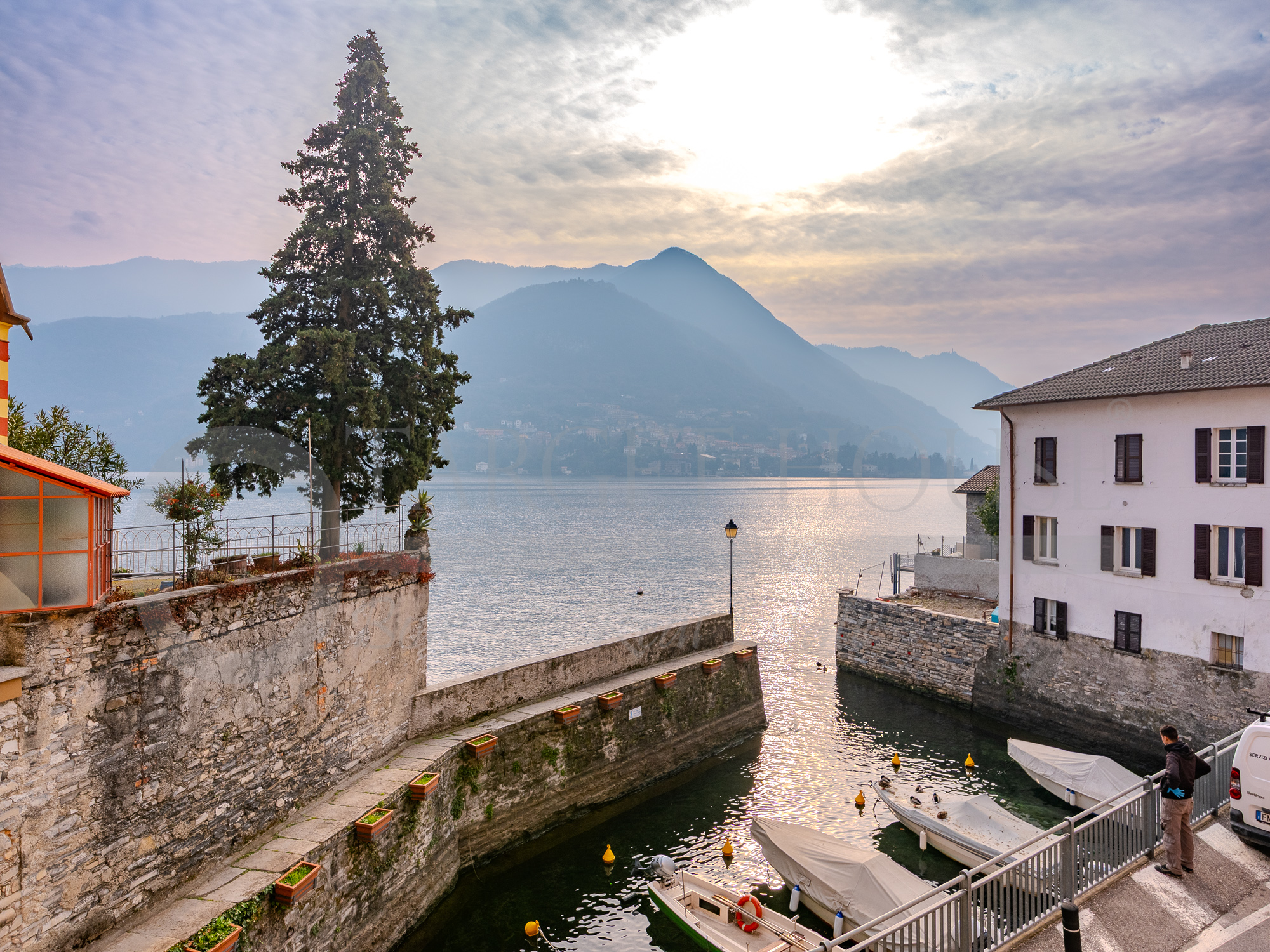 Trilocale sull’acqua con ampio box Como 