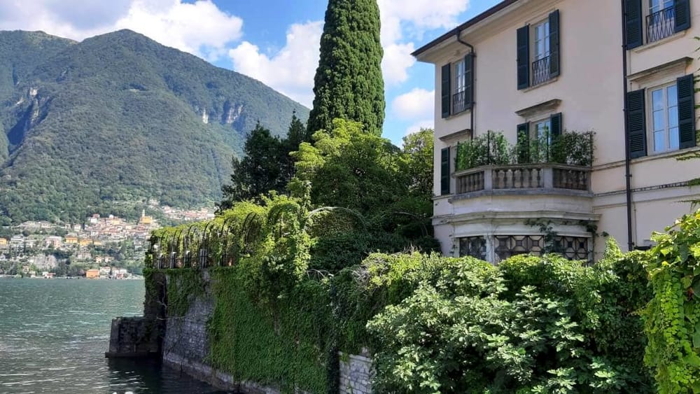 Windows open and speedboat to the pier: George Clooney has arrived on Lake Como