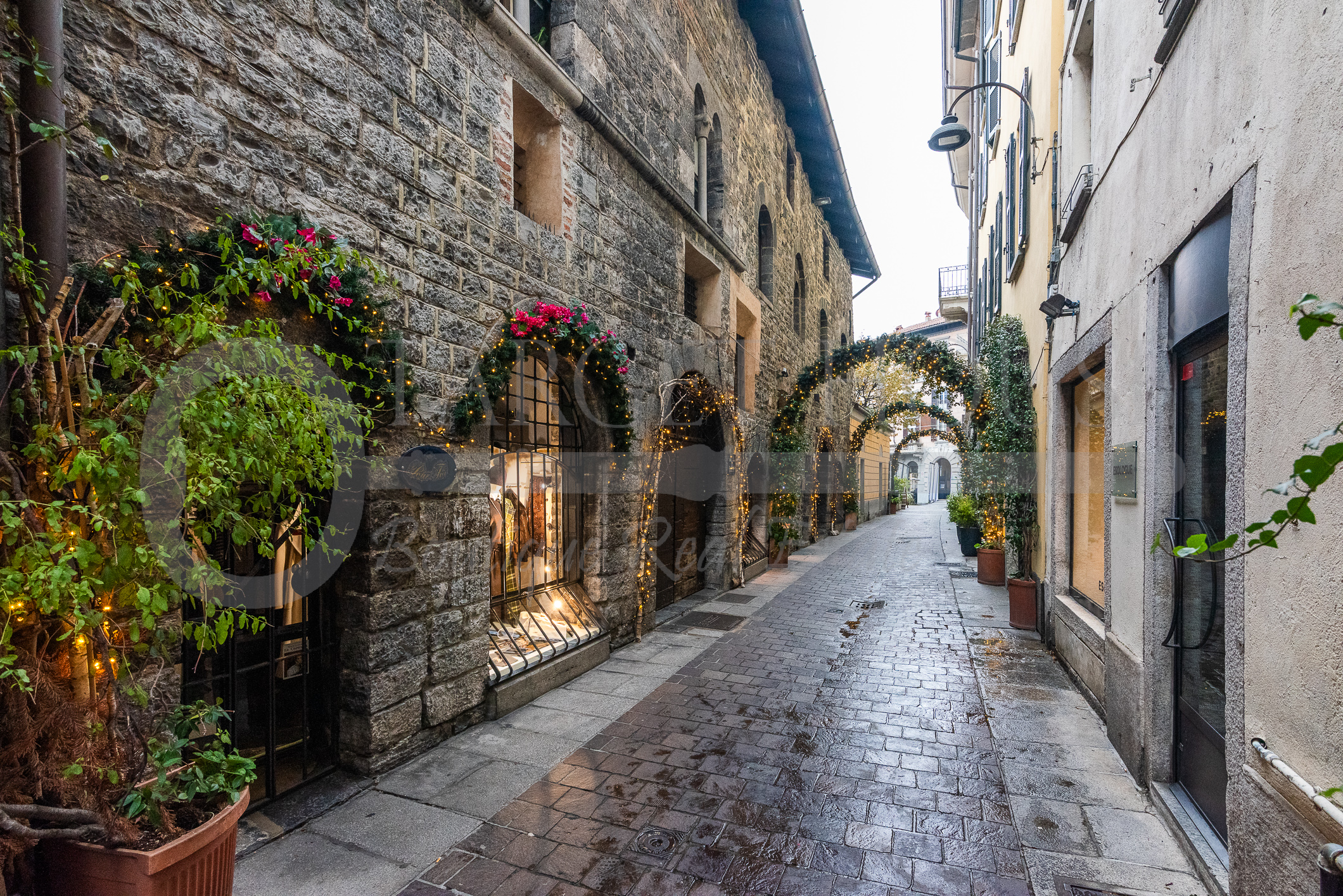 Negozio a Como in città murata con giardino privato