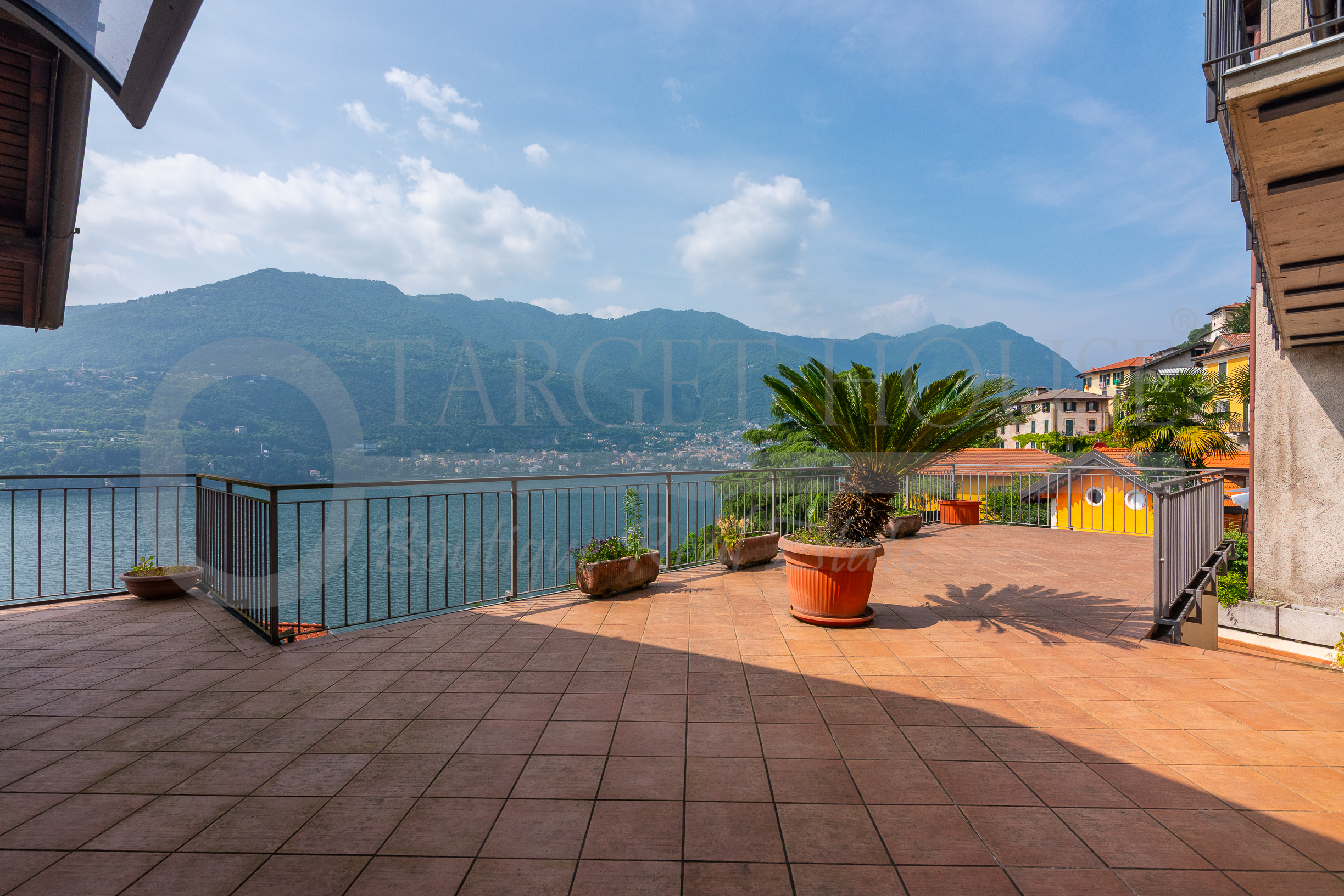 Vista a 180° del Lago di Como con giardino