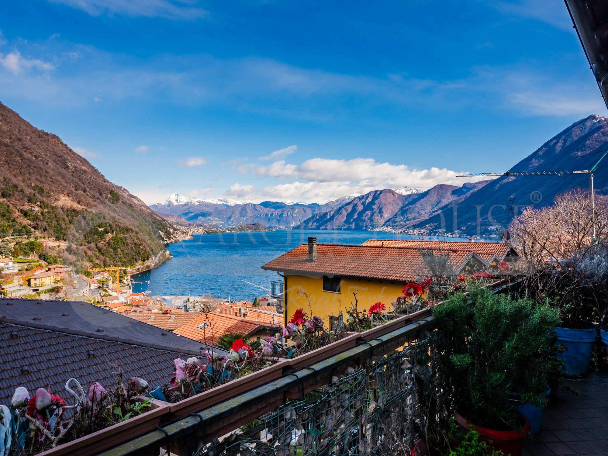 Trilocale con box e vista lago Argegno