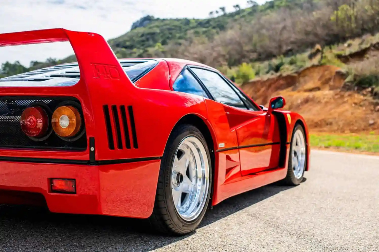 Lago di Como, la mega asta di Ferrari a Villa Erba: tra loro anche la mitica F40 di Prost