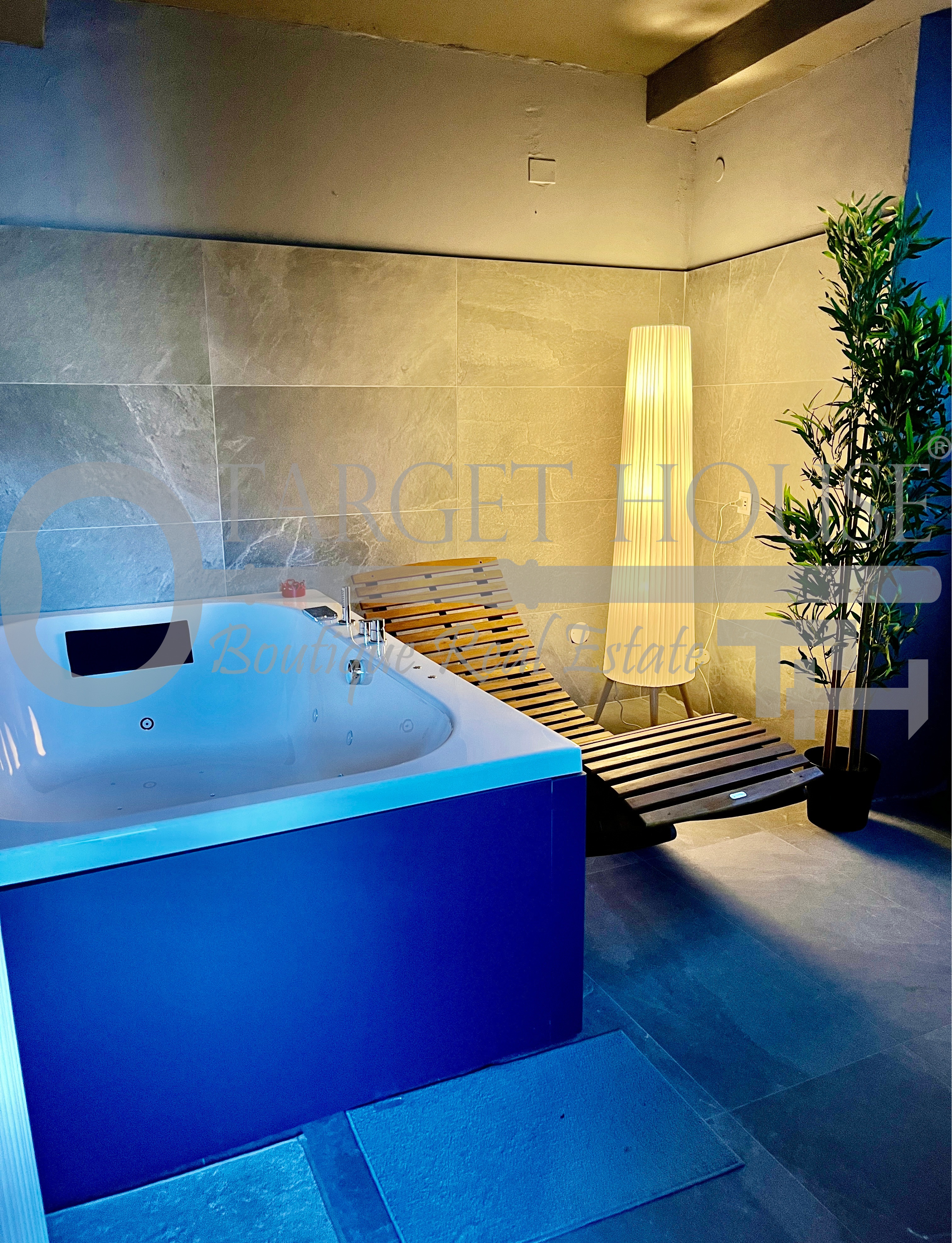 Vista lago con piscina e posto auto