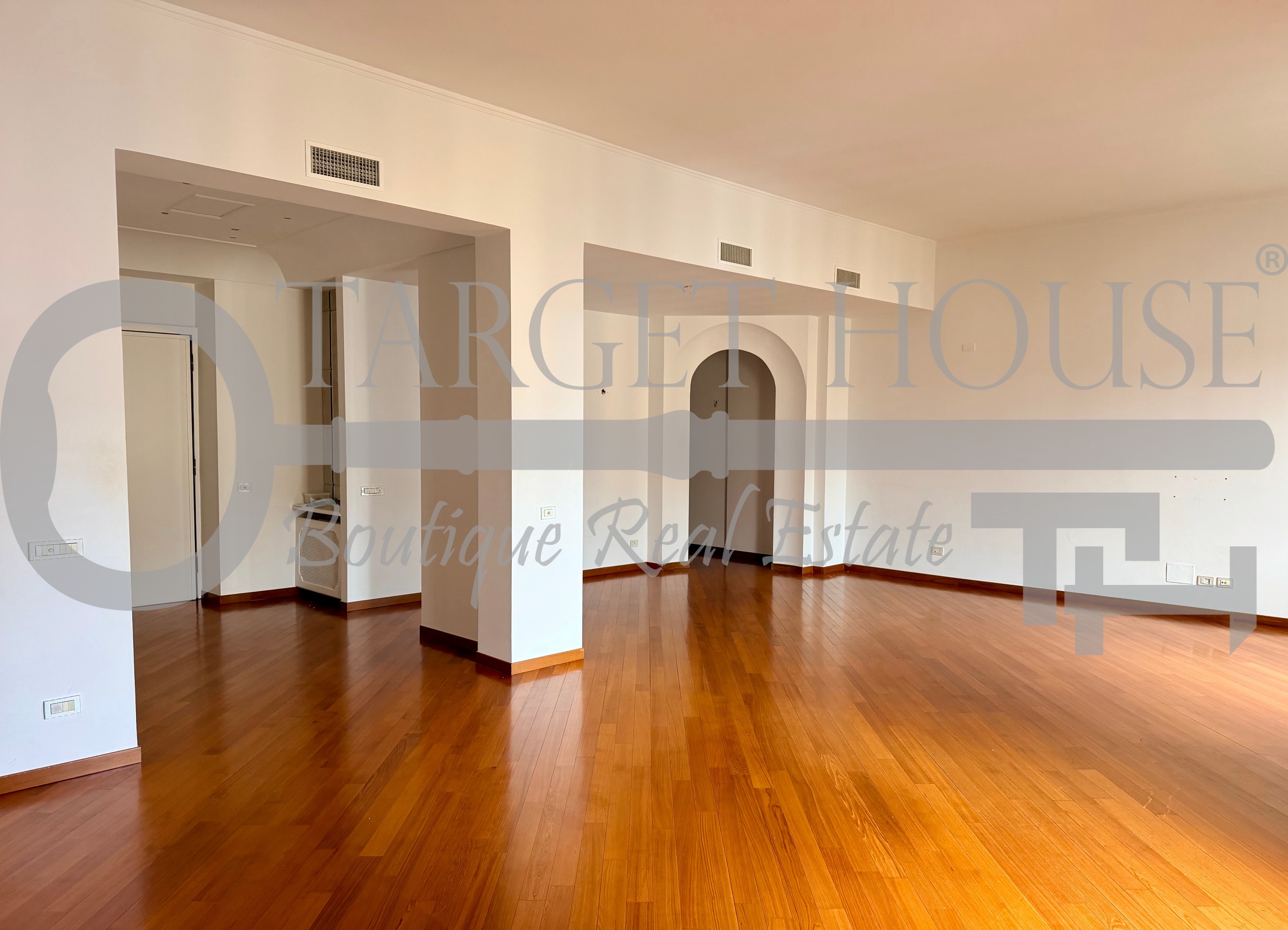 Prestigious property on Viale Majno, Milan