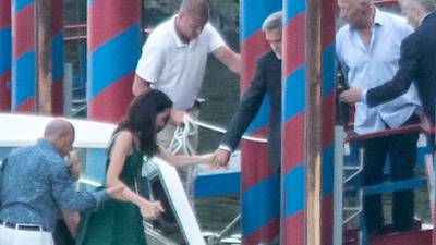 Charlize Theron in Como to shoot a Netflix movie. While George enjoys a ride on the lake with Amal